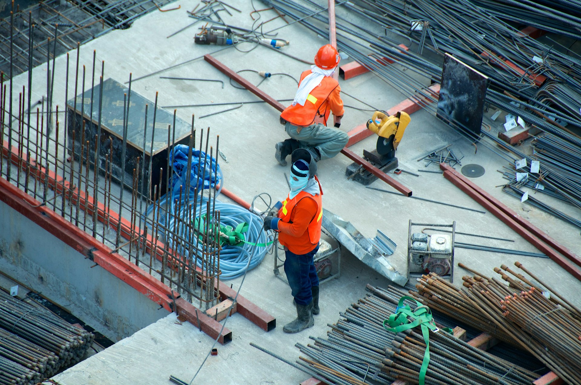 Chantier de maçonnerie — construction de mur en parpaings et coulage de béton